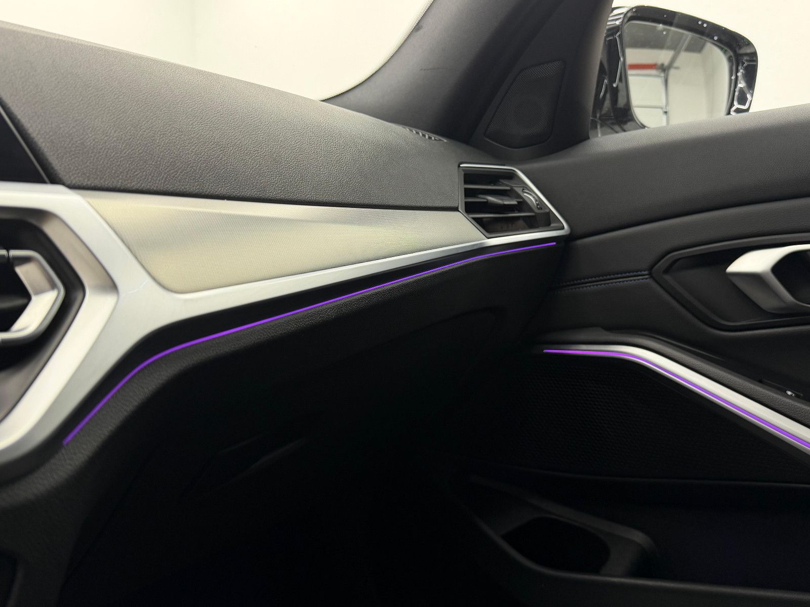 Fahrzeugabbildung BMW 330i xDrive M-SPORT/HUD/DE-FZG/HiFi/LIVE CO/2.HD