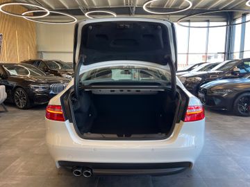 Jaguar XE Pure *NAVI*360°*SZHZ*TEMPO*BI-XENON*PDC*TOUCH