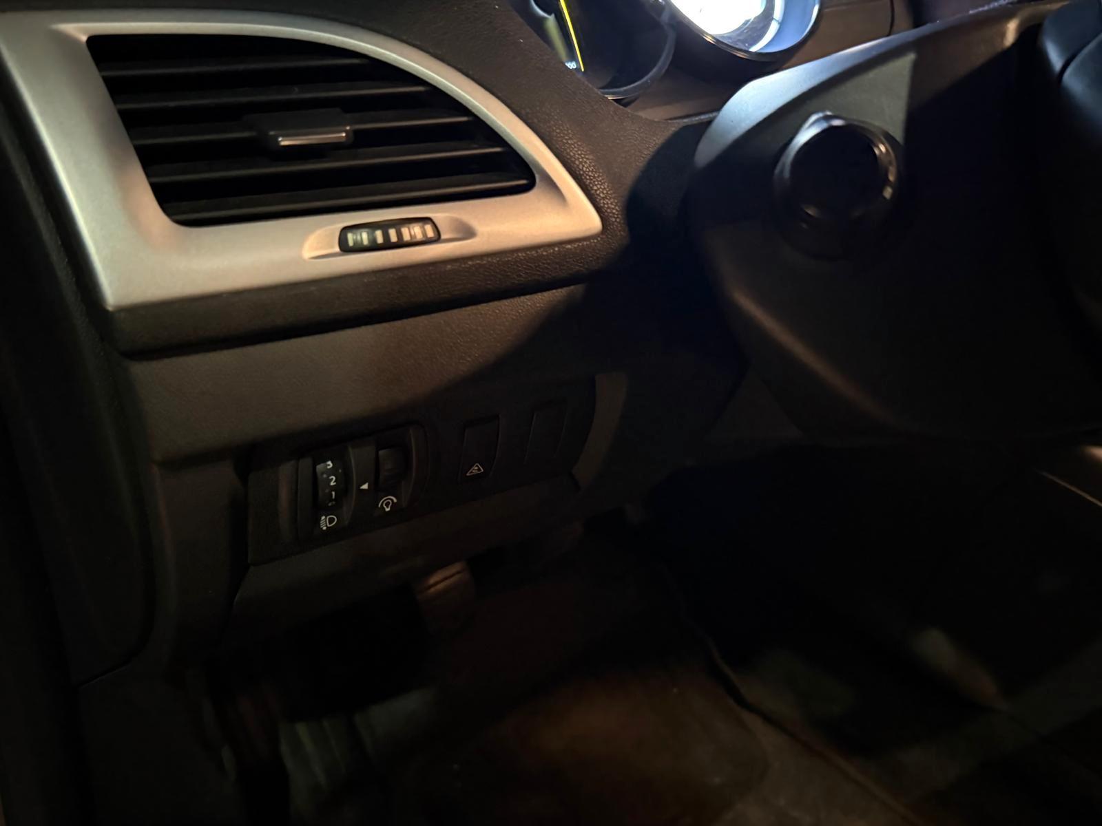 Renault Megane 2011 — photo 17