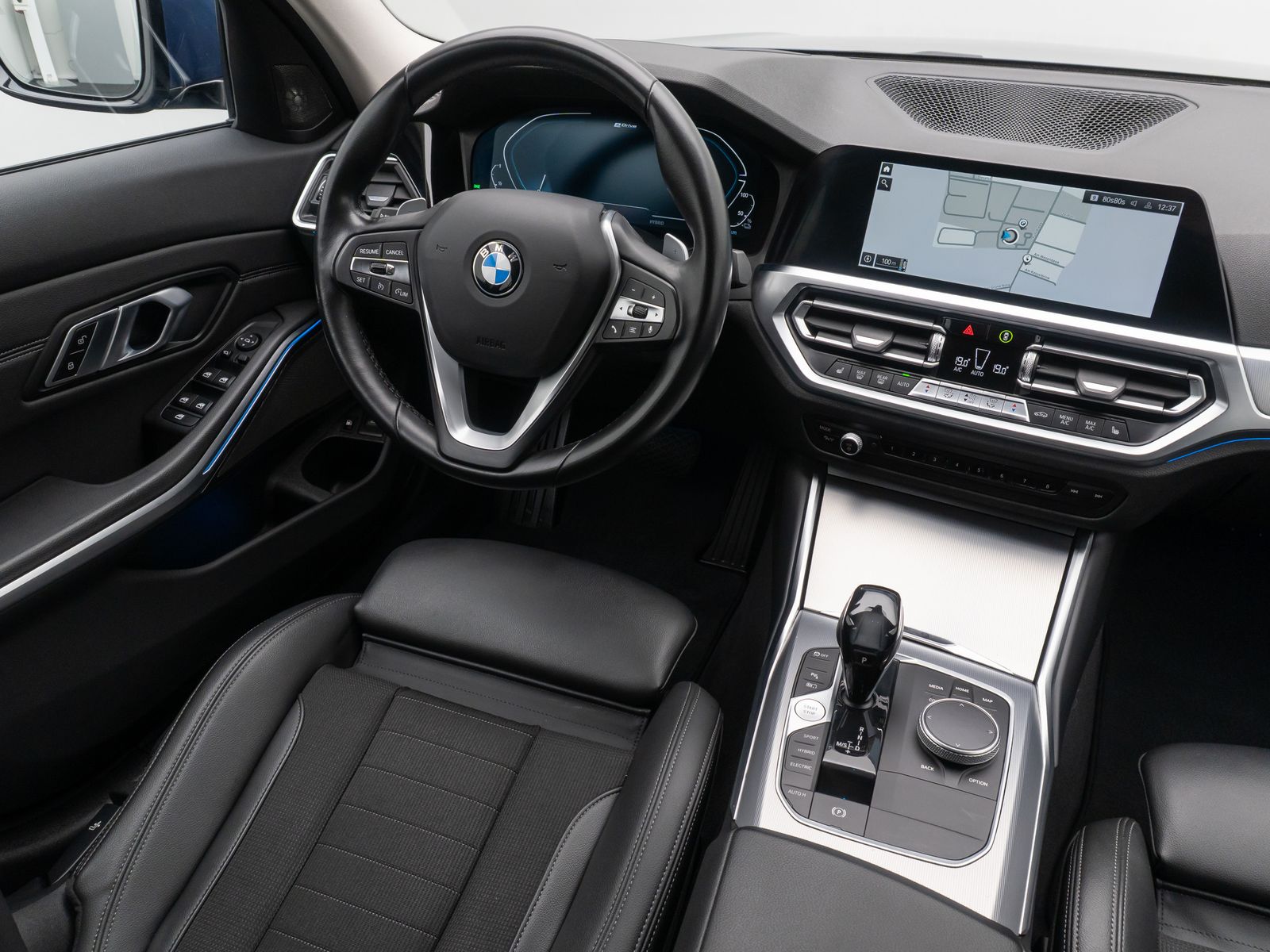 Fahrzeugabbildung BMW 330e  Sport Line Kamera DAB Laser HUD H/K Alarm