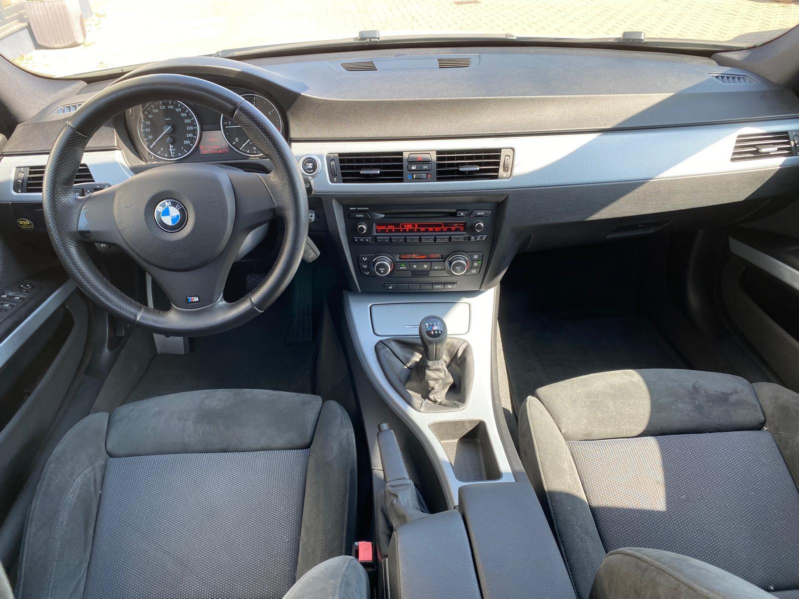 BMW 318 2008 — rear view
