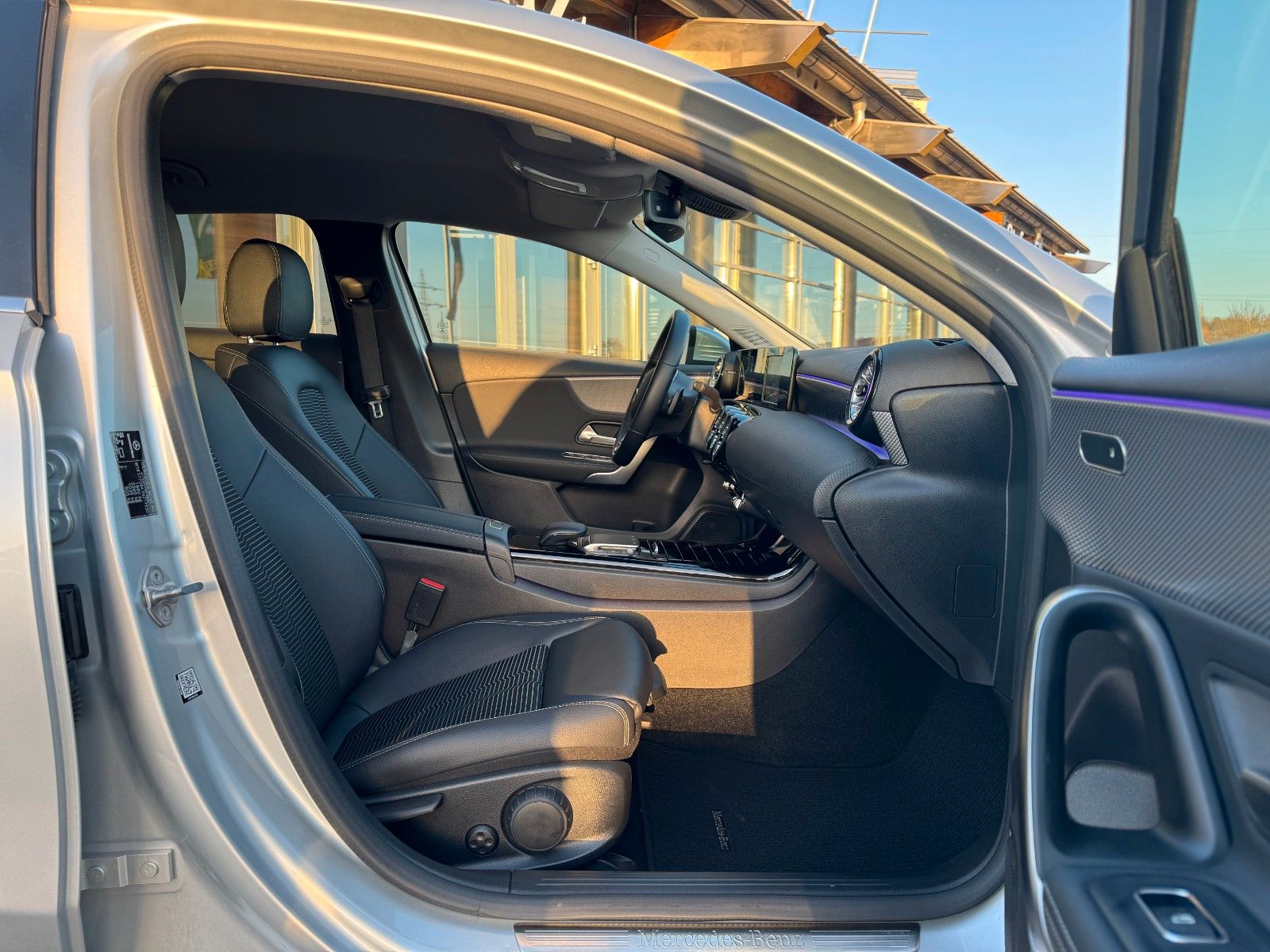 Fahrzeugabbildung Mercedes-Benz A 180 Progressive+LED+Ambiente+RFK+TotW