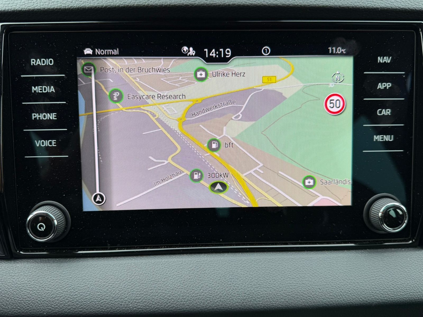 Fahrzeugabbildung SKODA Karoq Sportline 1.5 TSI DSG AHK Navi