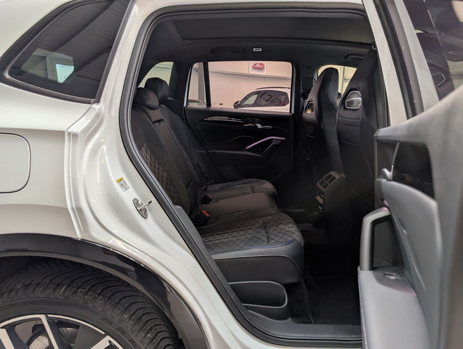 Fahrzeugabbildung Volkswagen Tiguan 2.0TDI R-Line 4M Pano Black AHK Matrix 20