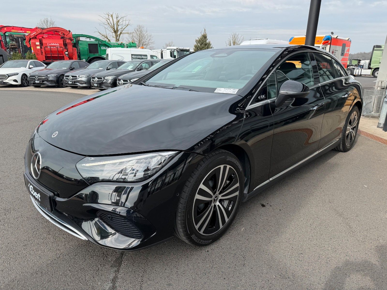 Fahrzeugabbildung Mercedes-Benz EQE 300 Avantgarde+AHK+RFK+Ambiente+HaLenkung