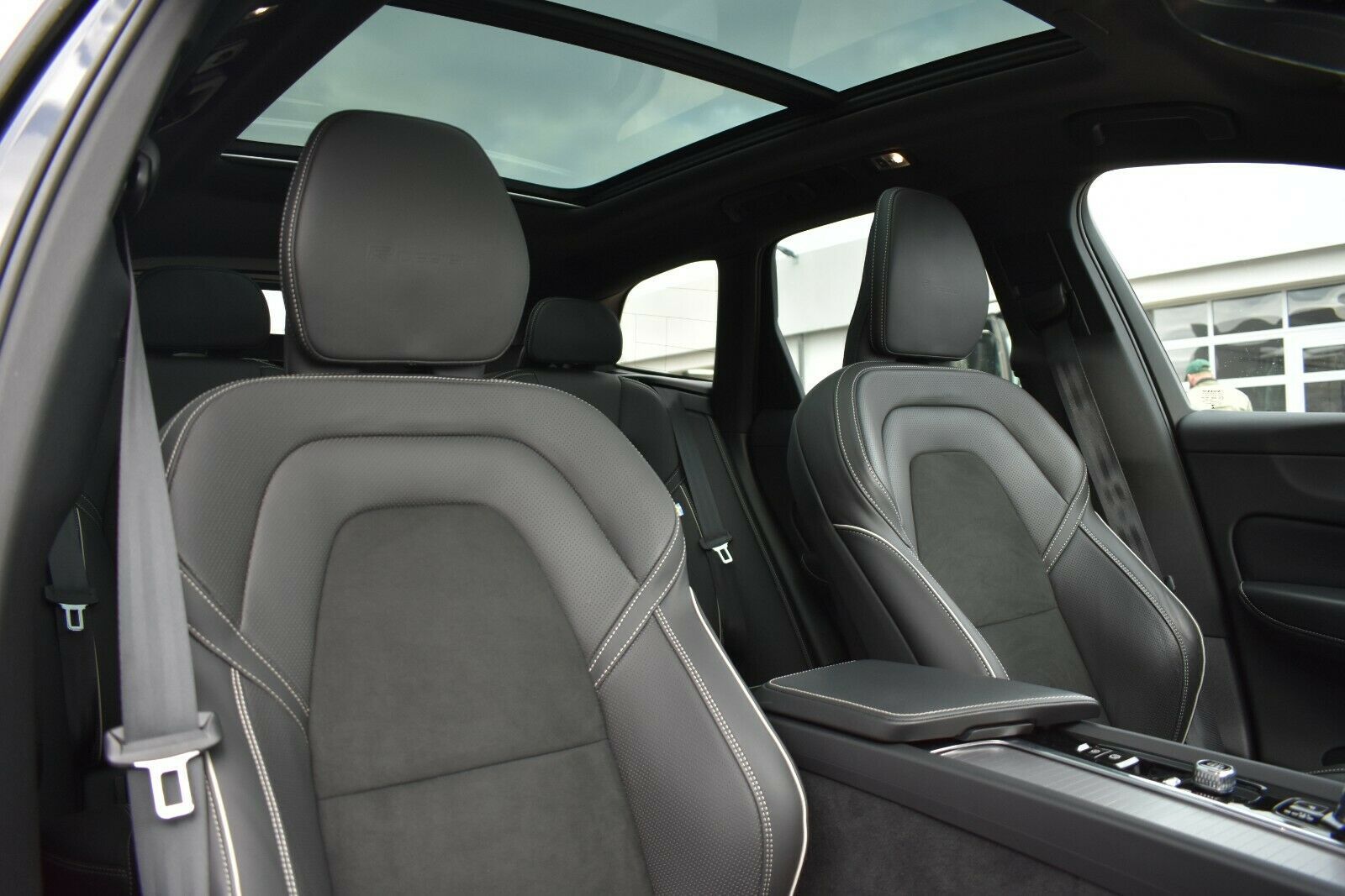 Fahrzeugabbildung Volvo XC60 T8 R-Design*AWD*RFK*Luft*LED*NAVI*MIETKAUF