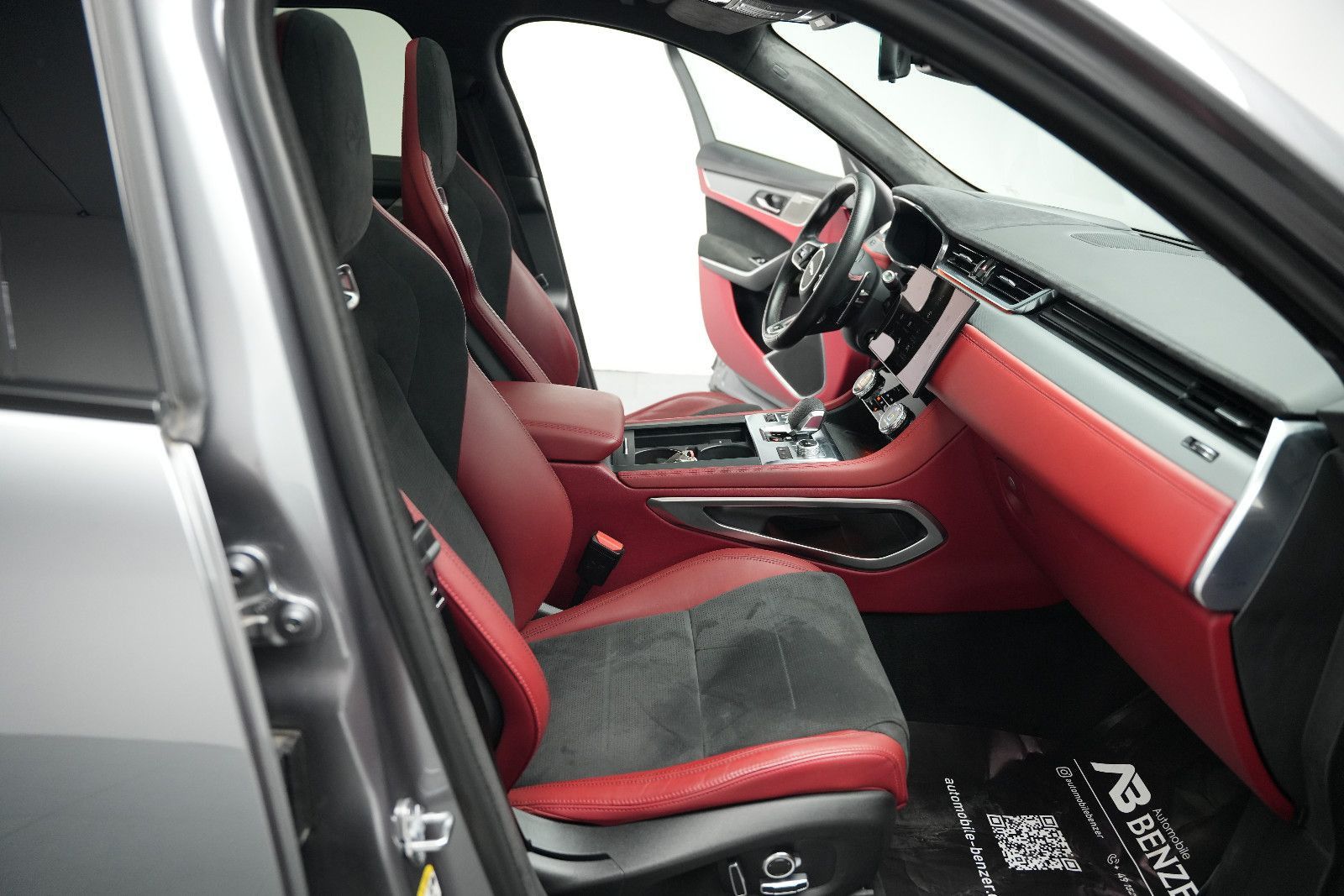 Fahrzeugabbildung Jaguar F-Pace F-PACE SVR /PANO/MERIDIAN/HUD/360°KAM/MEM