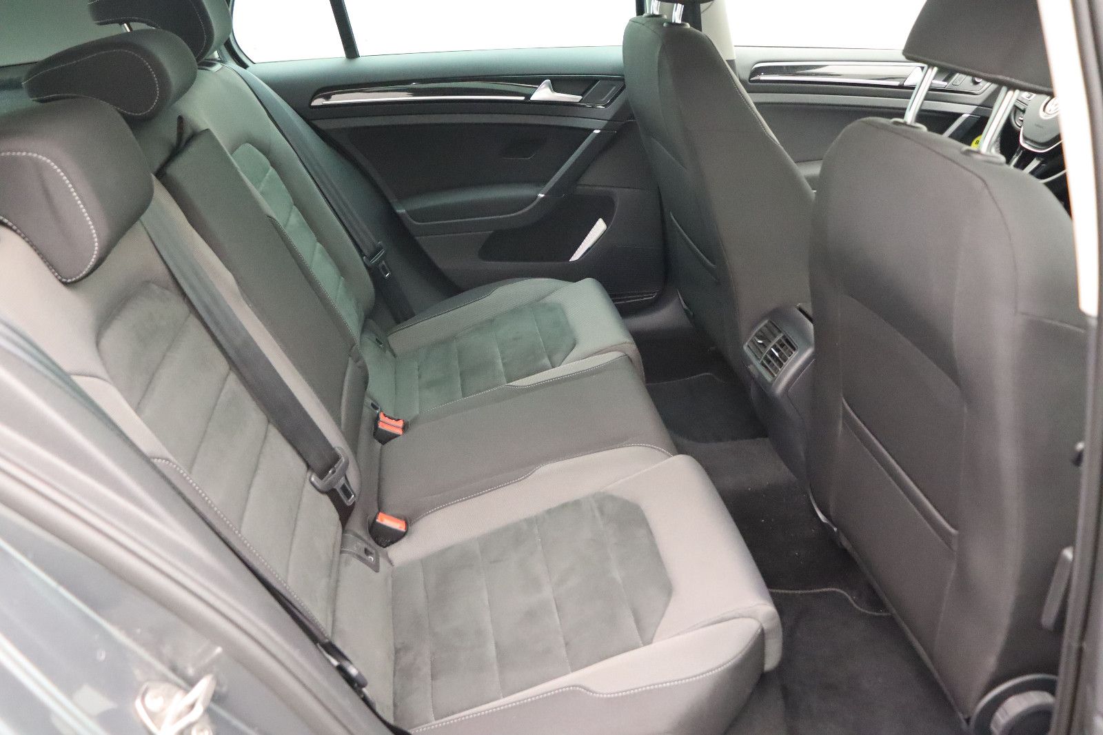 Fahrzeugabbildung Volkswagen Golf VII Lim. 1.5  Highline DSG ACC LED Kamera