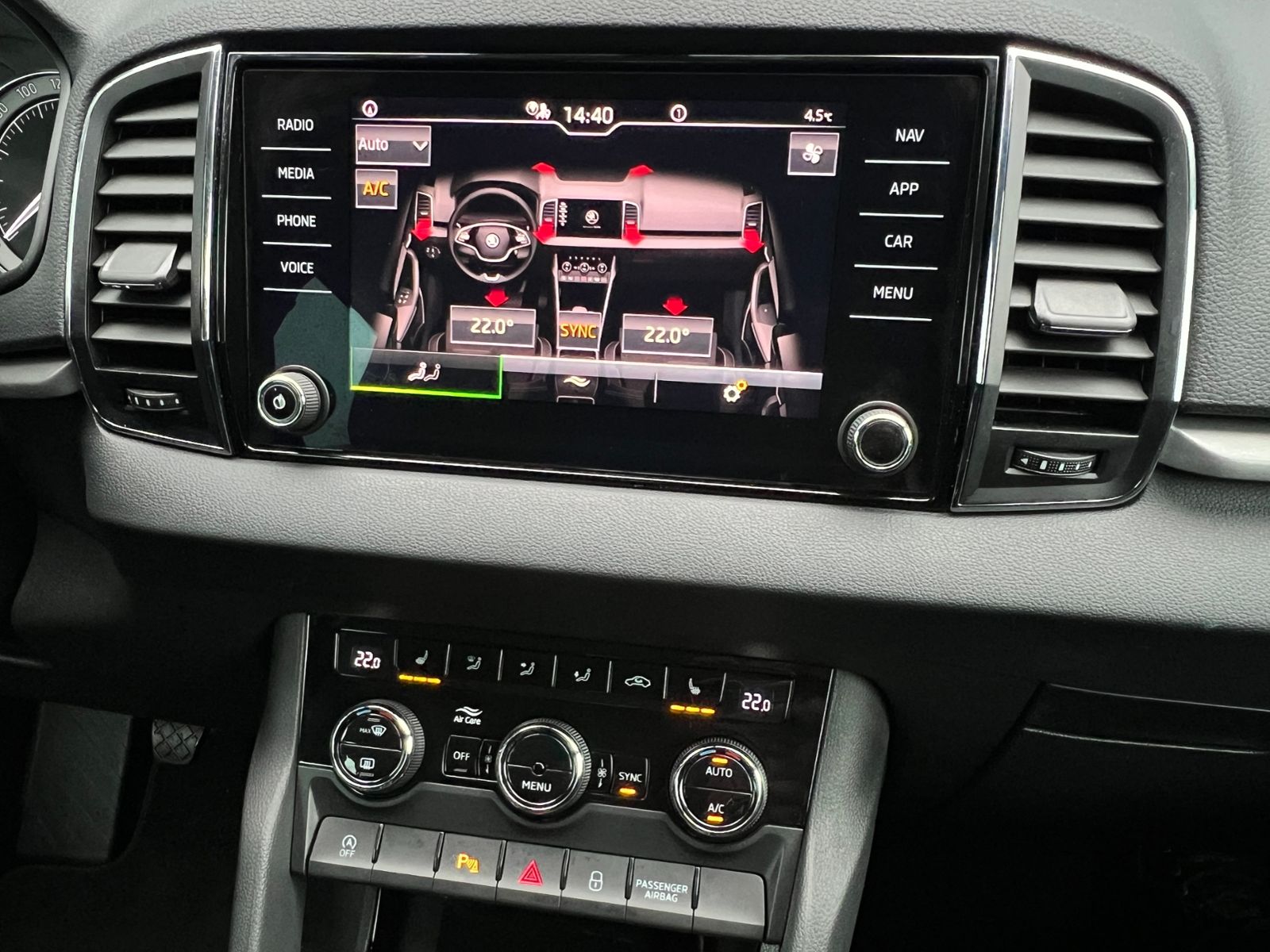 Fahrzeugabbildung SKODA Karoq Ambition 1.5 TSI *AHK, Climatronic, Sitzhz