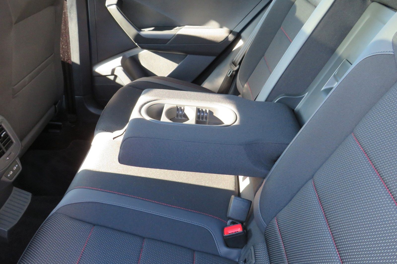 Fahrzeugabbildung Volkswagen T-Roc SPORT PANO AHK LED NAVI ACC PDC SITZH. 1.H