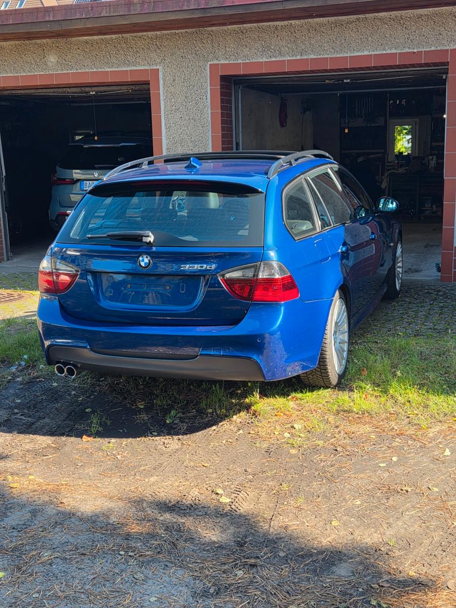 BMW 330 2006 — rear view