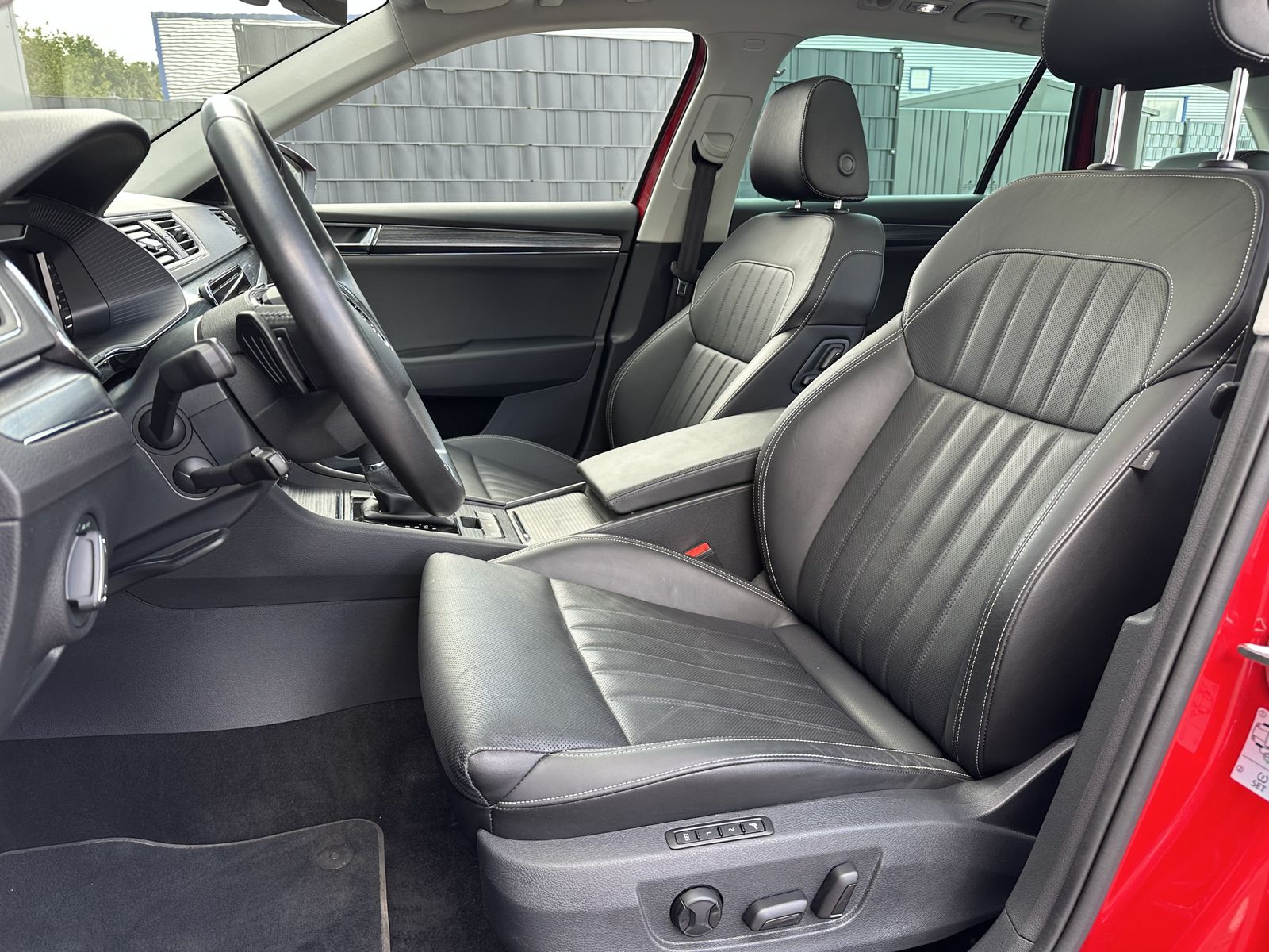 Fahrzeugabbildung SKODA Superb Combi 2.0 TDI DSG Premium Ed NAV+LED+PANO