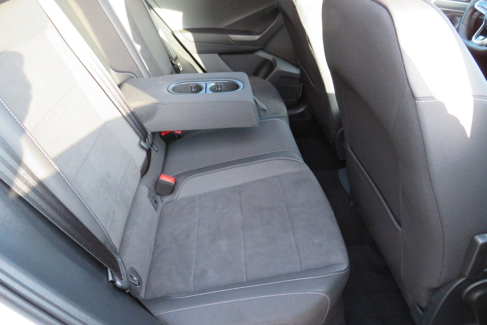 Fahrzeugabbildung Volkswagen T-Roc R-LINE AHK DCC ACC NAVI KAMERA 8-FACH 1.H