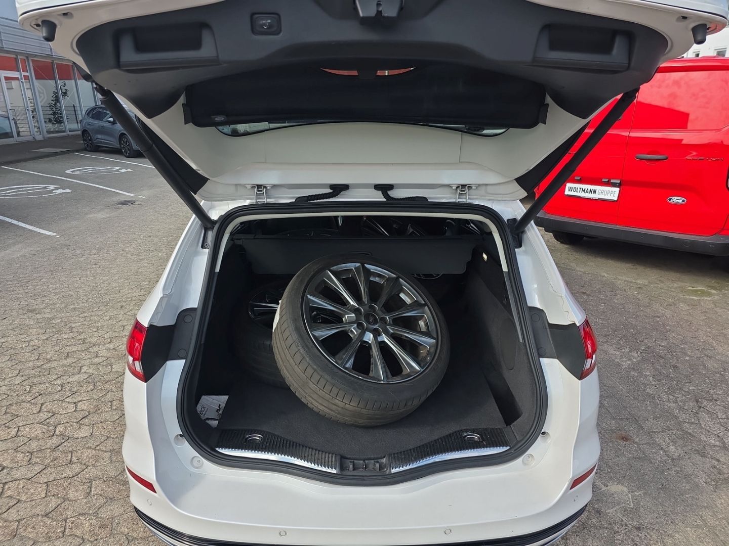 Fahrzeugabbildung Ford Mondeo Turnier Vignale AWD 2.0 TDCi 8 fach berei