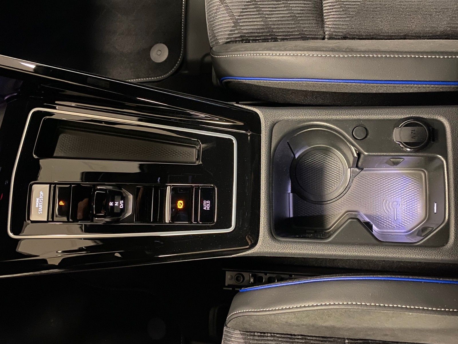 Fahrzeugabbildung Volkswagen Golf 1.5 eTSI DSG R-Line+GARANTIE 2029+ACC+KAMER