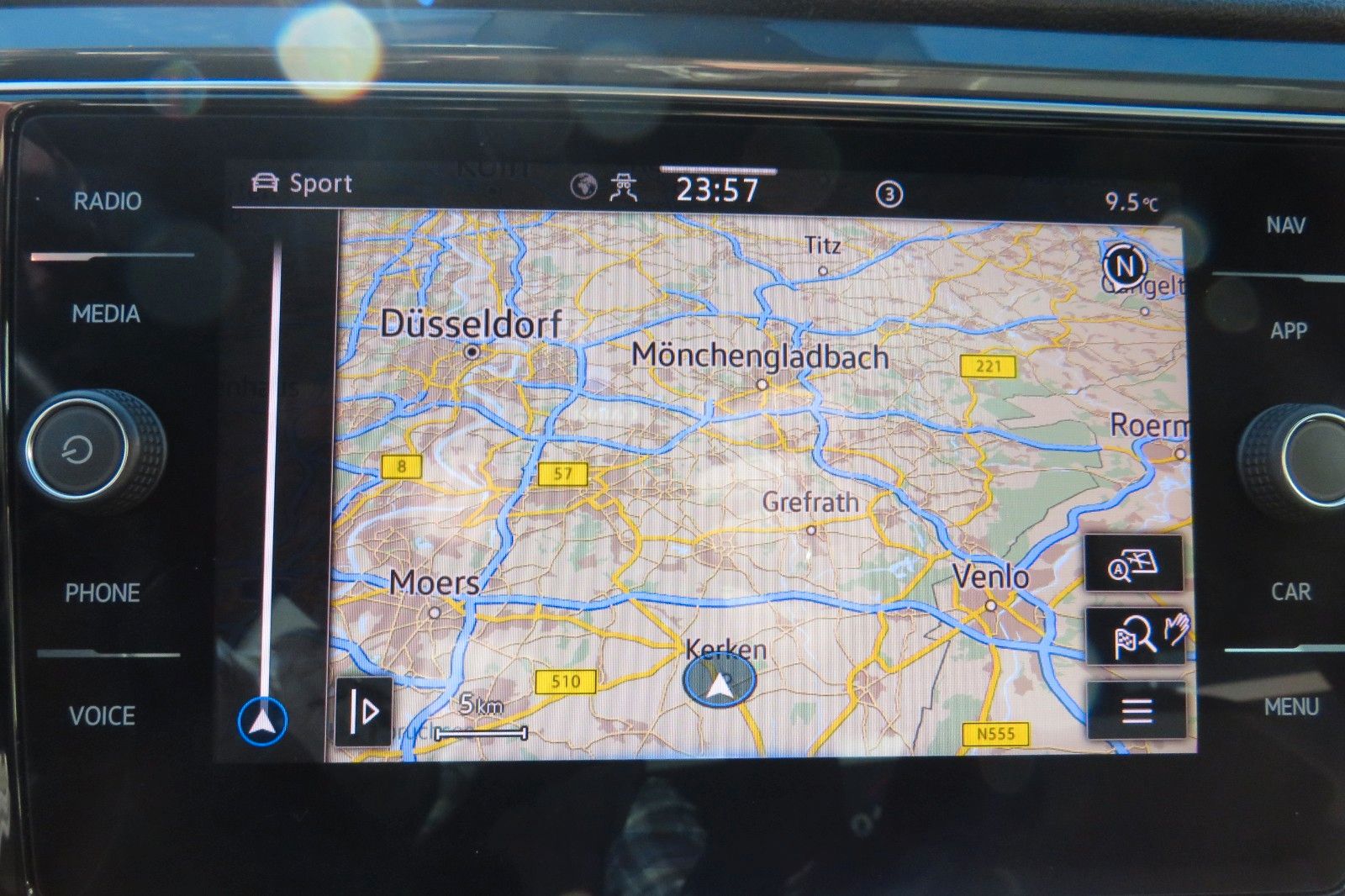 Fahrzeugabbildung Volkswagen T-Roc SPORT PANO AHK LED NAVI ACC PDC SITZH. 1.H