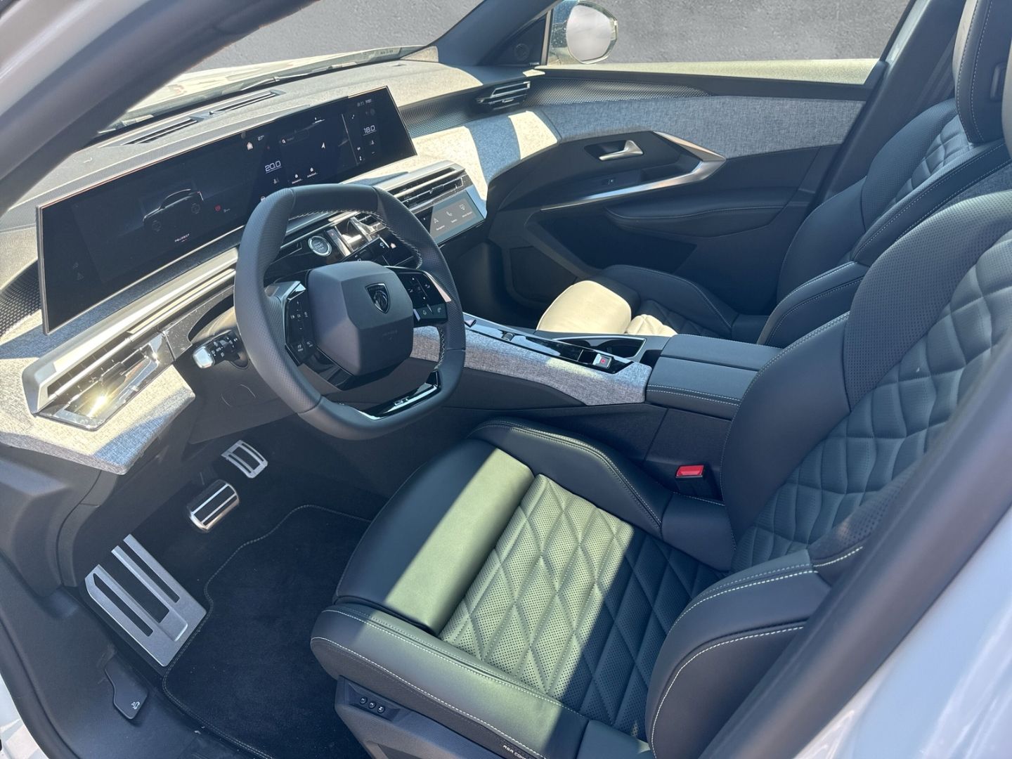 Fahrzeugabbildung Peugeot 3008 Elektromotor 210 GT *Vollleder*360°Kamera*