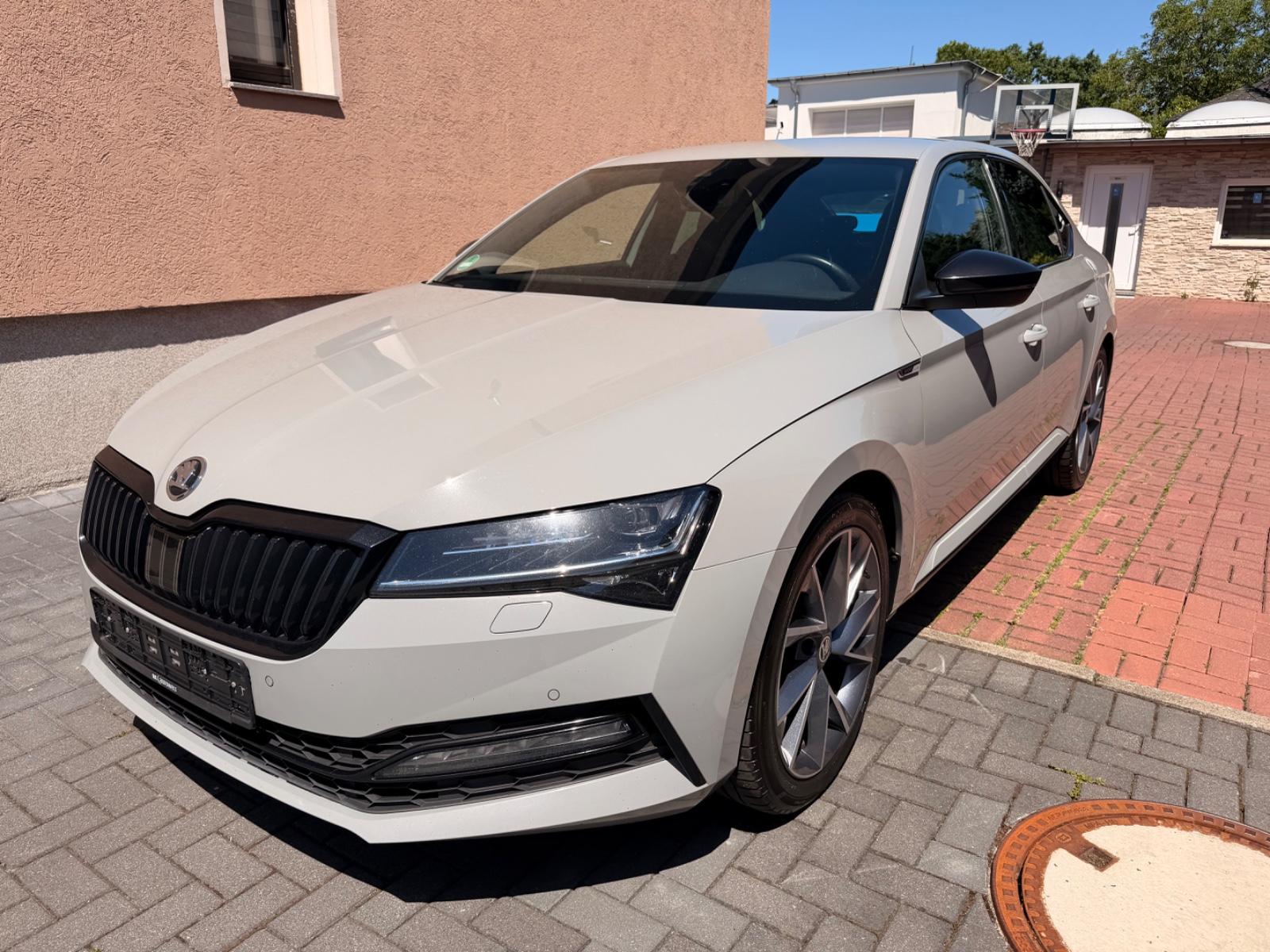 Skoda Superb 2.0i Sportline 4x4 AUT+NAVI+XENON+VOLL