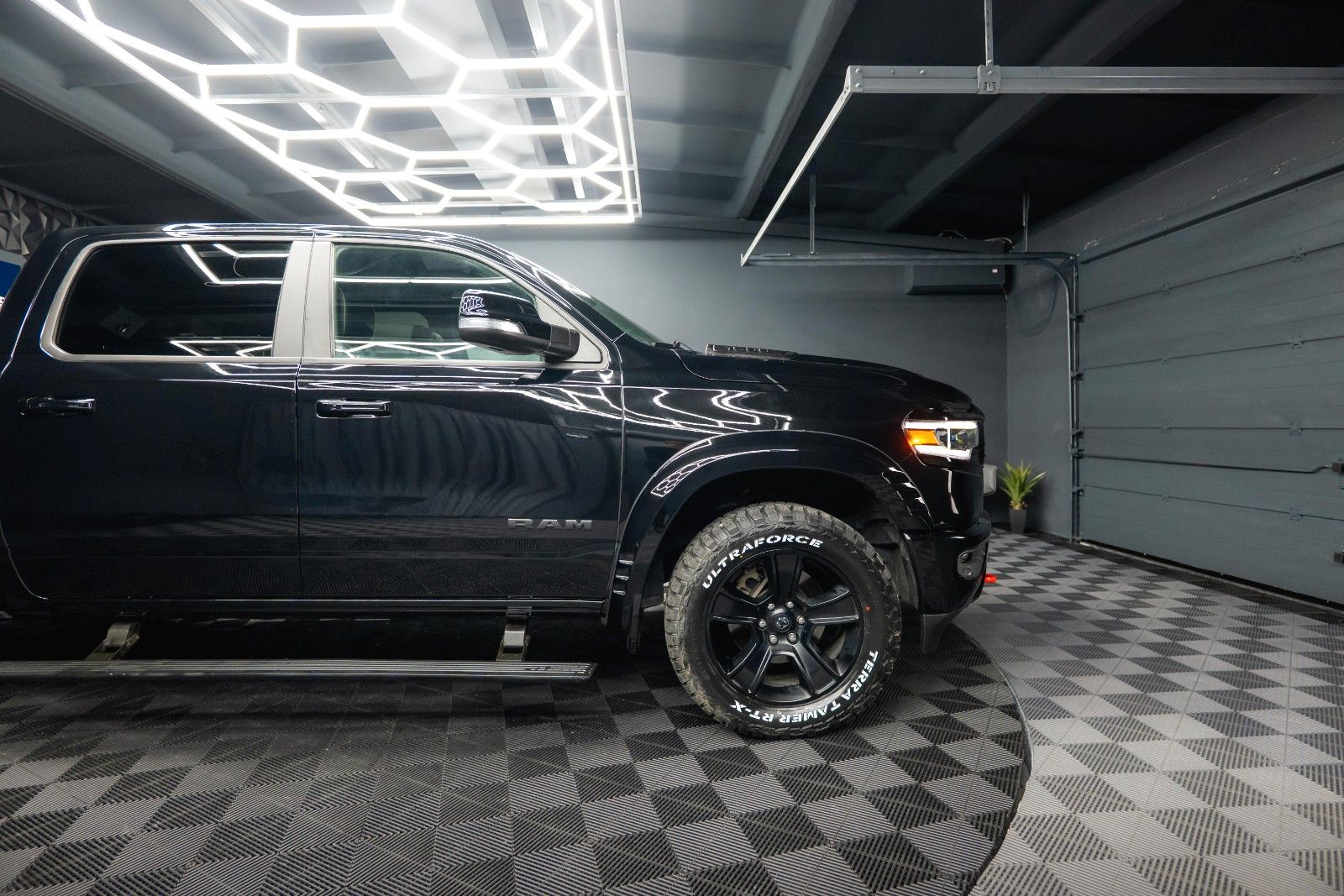 Fahrzeugabbildung Dodge RAM 5.7 V8 HEMI 4x4 LARAMIE RamBox Airmatic 19%