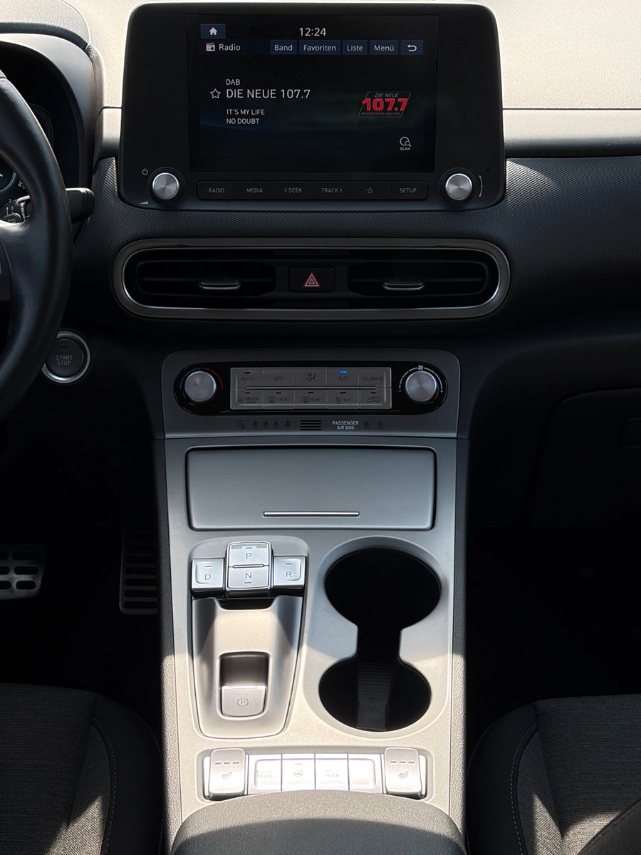Fahrzeugabbildung Hyundai KONA E Select SHZ LHZ ACC Navi CarPlay PDC LKA