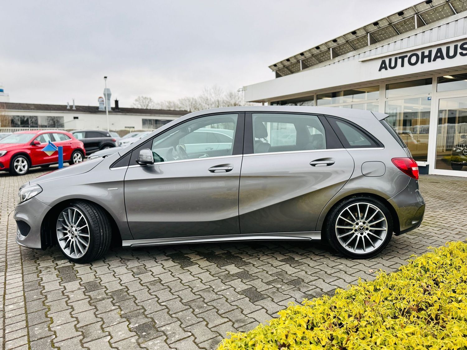 Fahrzeugabbildung Mercedes-Benz B 200 AMG Styling, NIGHTFALL, Autom., AHK, LED,