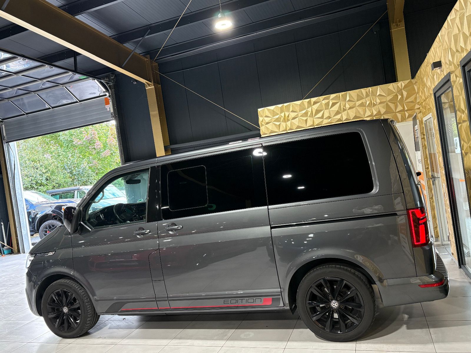 Fahrzeugabbildung Volkswagen T6.1 Transporter Multivan Edition 4MOTION/7-SITZ