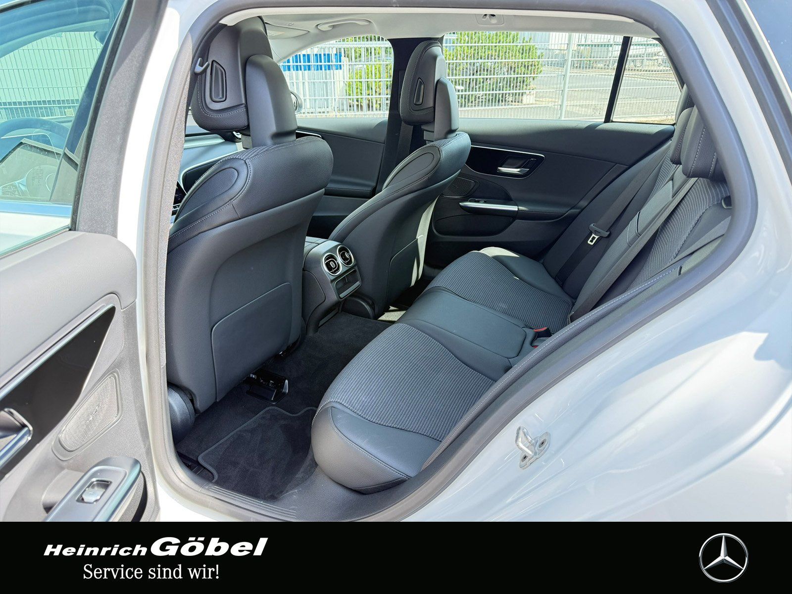 Fahrzeugabbildung Mercedes-Benz C 300 de T PANO*AHK*AMBIENTE*ELEK.HECKKLAPPE*