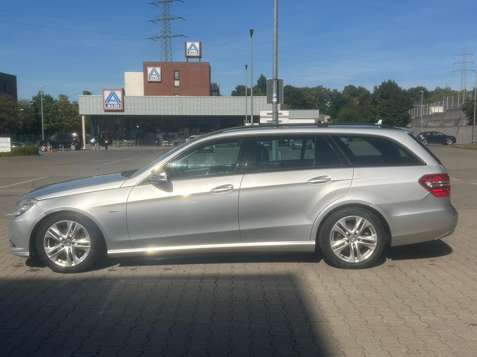 Mercedes-Benz E350 2011 — вигляд ззаду