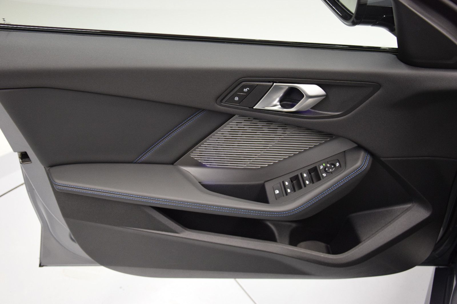 Fahrzeugabbildung BMW 120i M Sport Panorama Alcantara AHK Kamera DSC