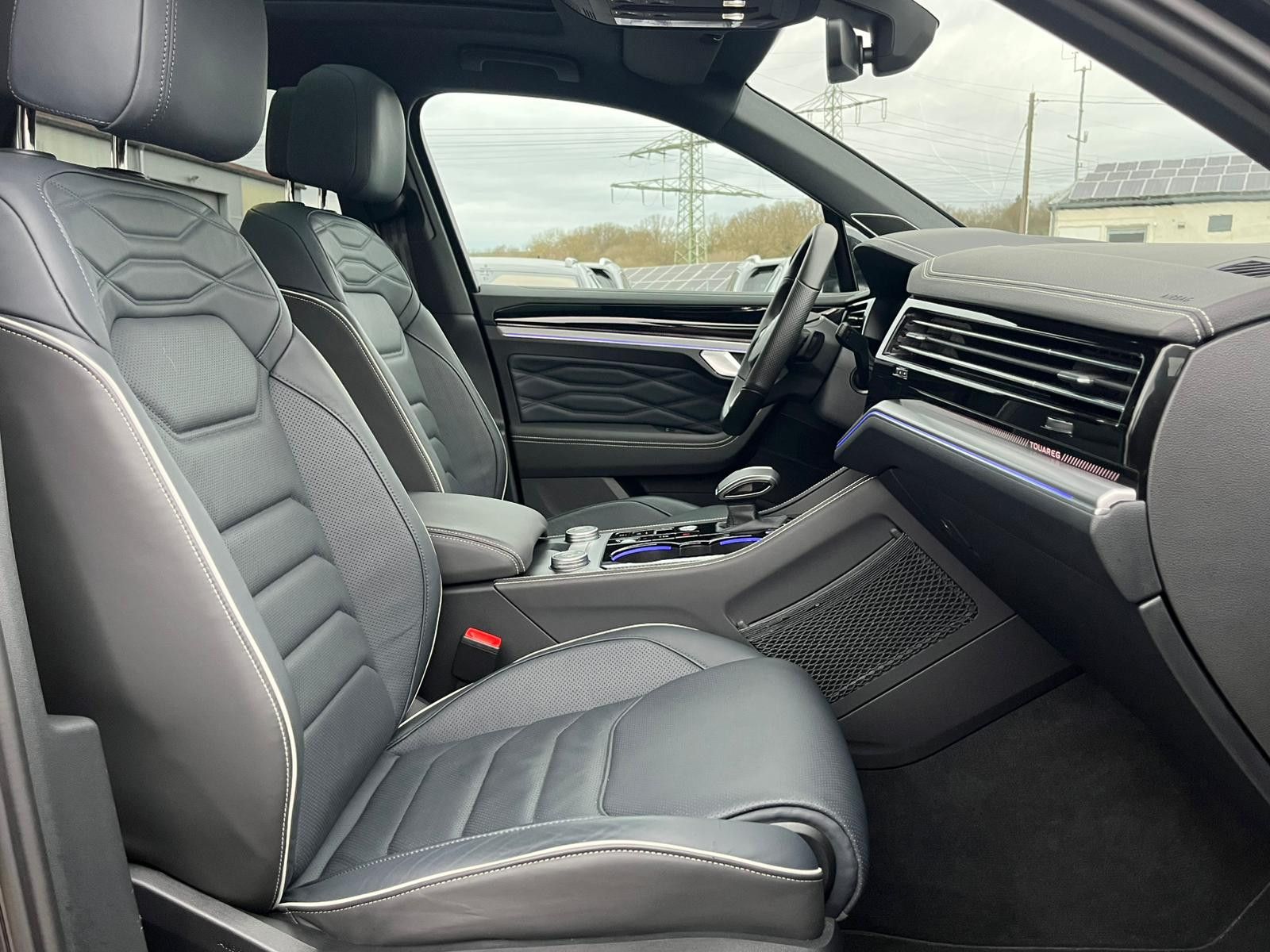 Fahrzeugabbildung Volkswagen Touareg 3.0TDI 4M R-Line VOLL Black 22" UPE 114T