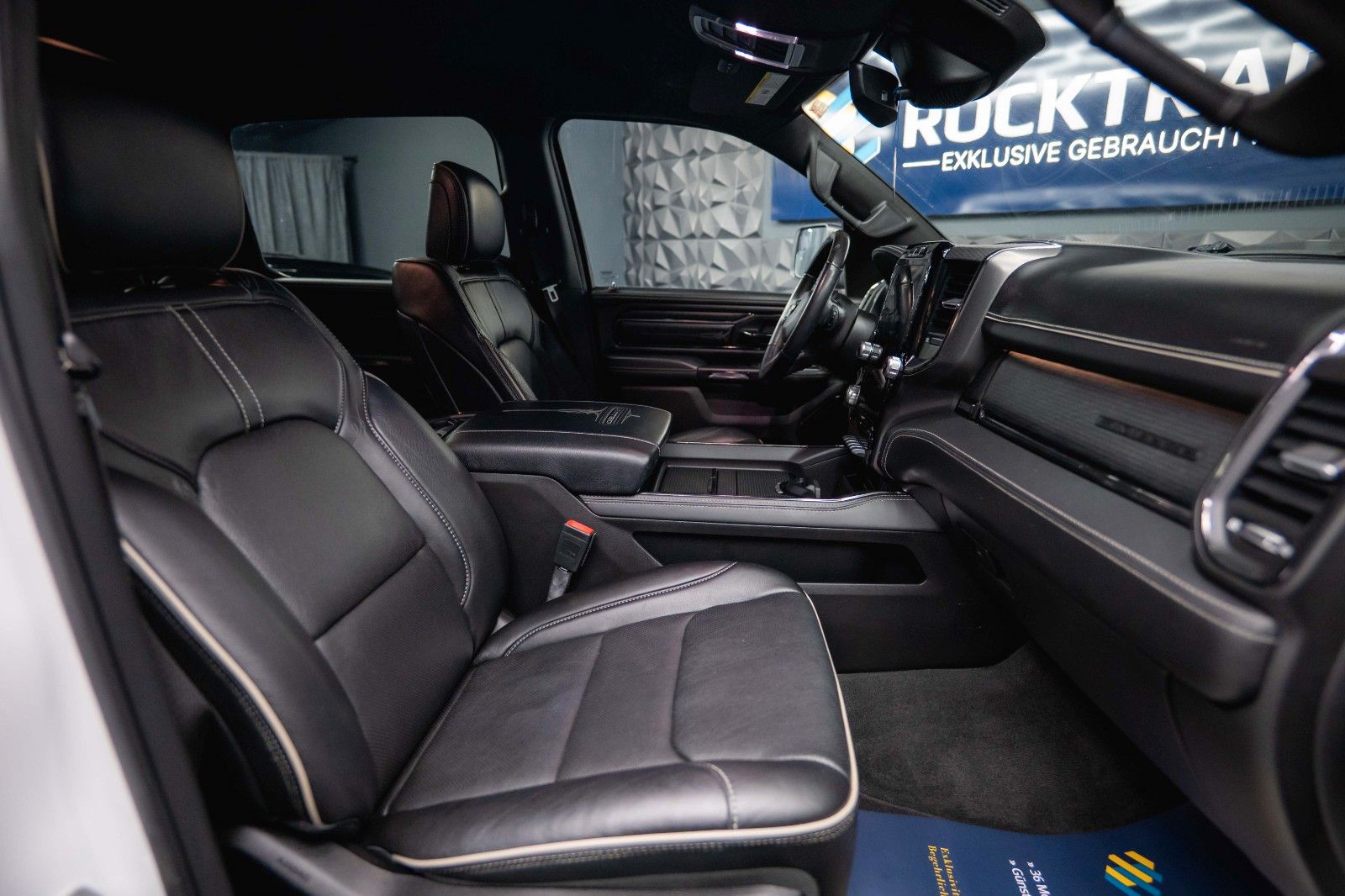 Fahrzeugabbildung Dodge RAM 5.7 V8 HEMI LIMITED Offroad Night-Paket *LED