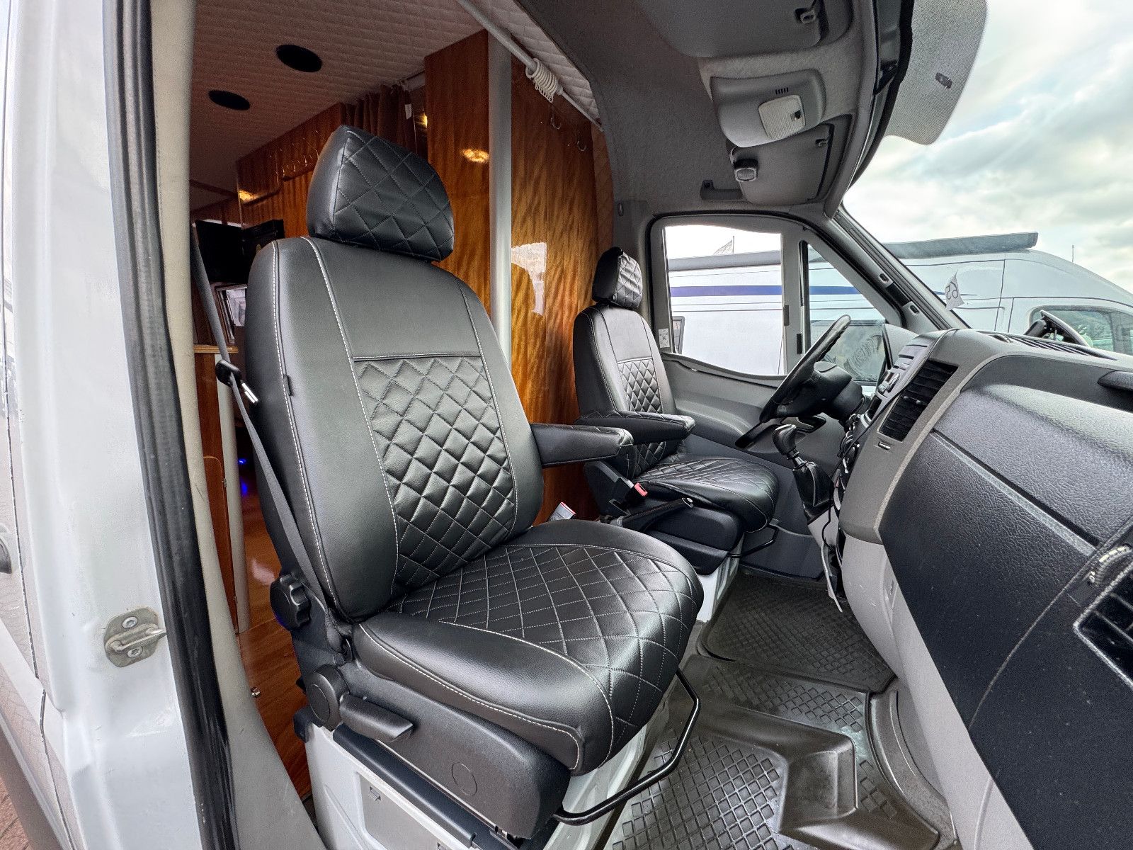 Vehicle image Mercedes-Benz SPRINTER 313 ELBE BOOTS MANUFACTURE