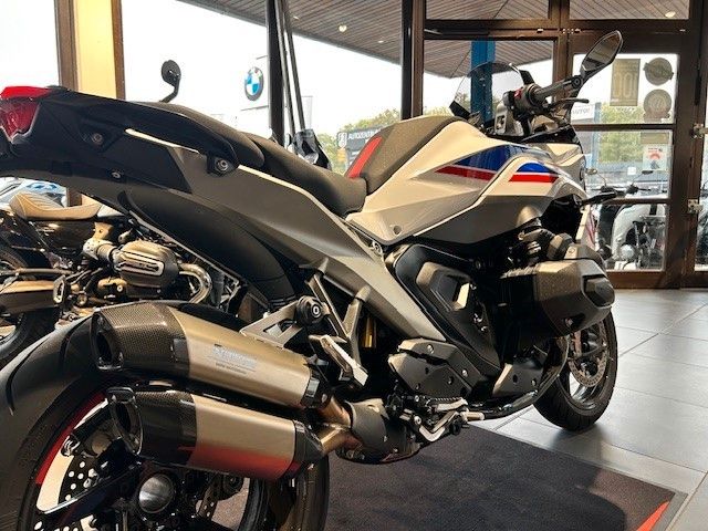Fahrzeugabbildung BMW R 1300 RS Performance, Akra, wenig Km