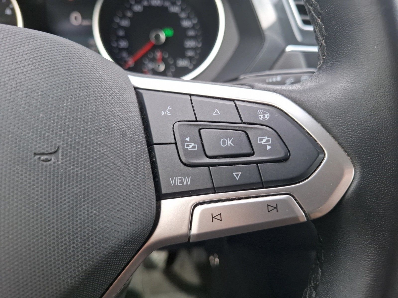Fahrzeugabbildung Volkswagen Tiguan TDI Life DSG 4M LED AHK Navi ACC Park-Ass