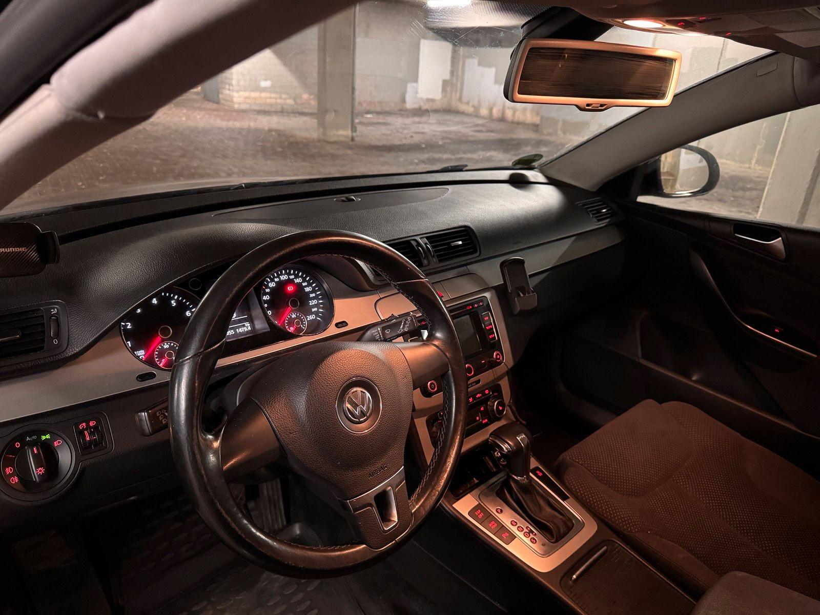 Volkswagen Passat 2010 — interior