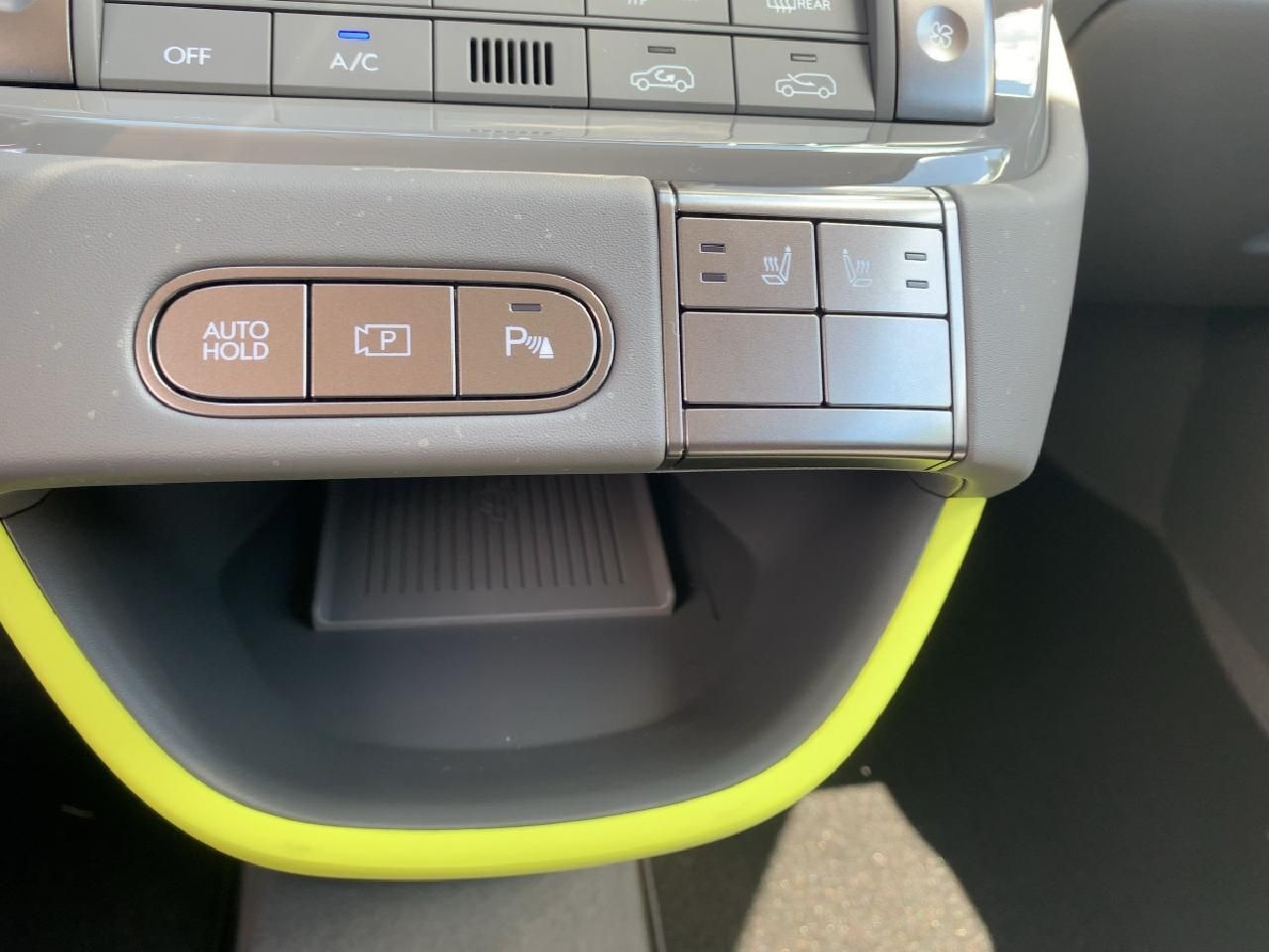 Fahrzeugabbildung Hyundai INSTER E 49kWh Cross Assistenz Glas-Schiebedach*