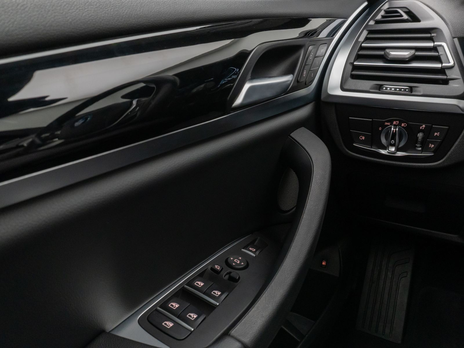 Fahrzeugabbildung BMW X3 xD30e  Panorama Kamera HUD DAB H/K AHK Sport