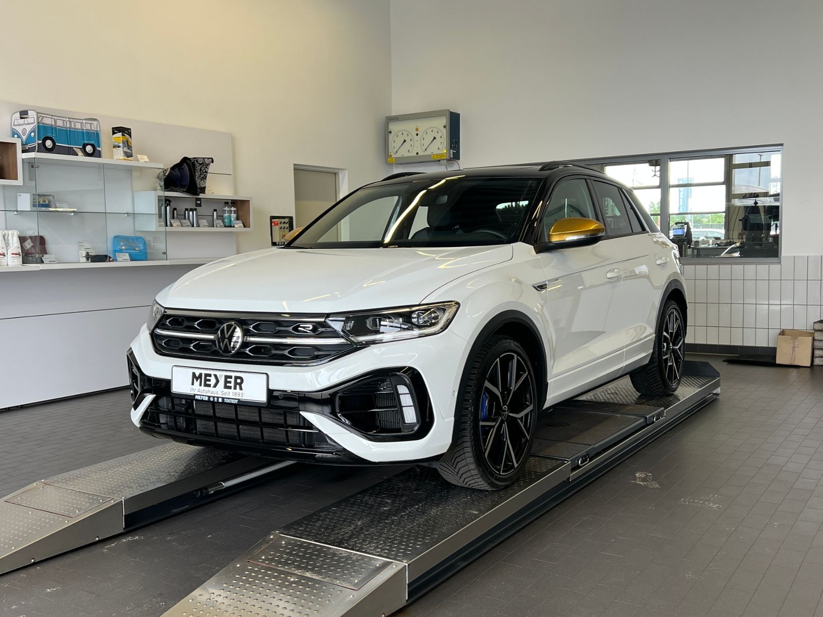 Fahrzeugabbildung Volkswagen T-Roc R 2.0 TSI DSG 4Motion*R-Performance, Black