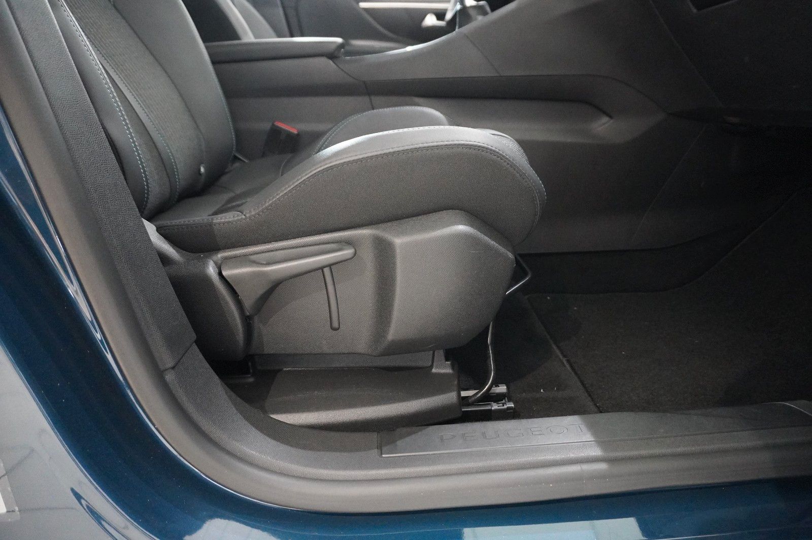 Fahrzeugabbildung Peugeot 3008 1.2T ALLURE PACK NAVI/LED/KAMERA/SH/SPORT