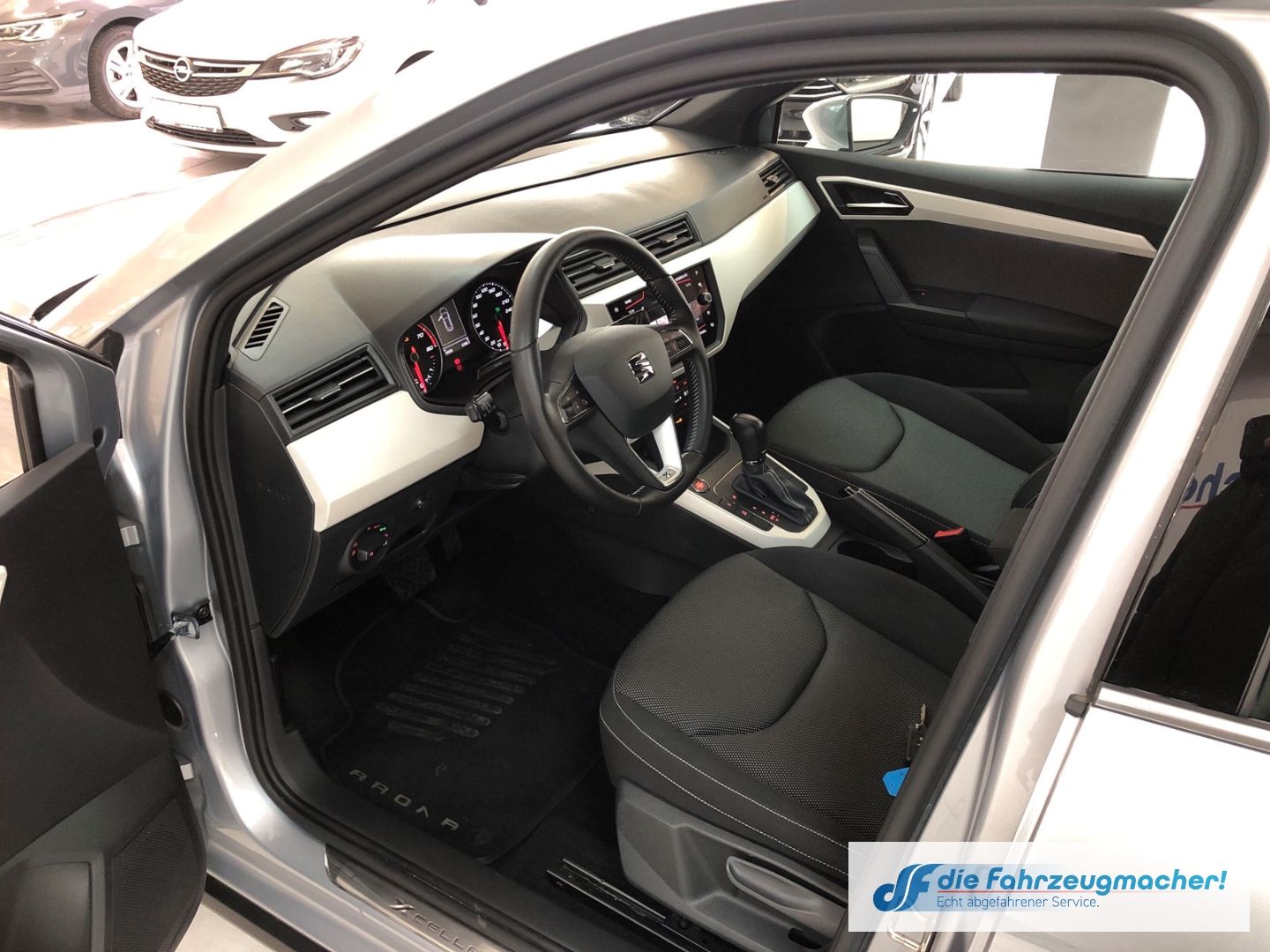 Fahrzeugabbildung SEAT Arona Xcellence 1.0 TSI LED CarPlay Automatik*