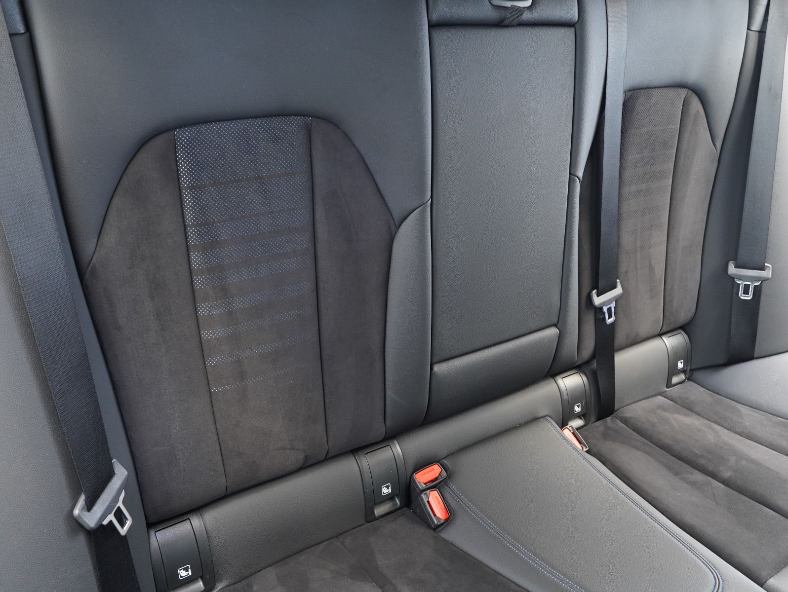 Fahrzeugabbildung BMW 320 d xDrive Touring M Sport LED/DAB/CARPLAY/ACC