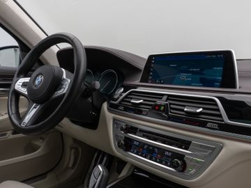 Fahrzeugabbildung BMW 750i xD M Sport 360°Laser Glasdach HUD DAB H/K