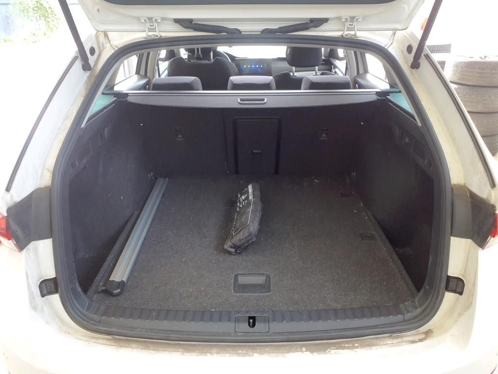 Fahrzeugabbildung SKODA Octavia Combi 1.5 TSI Selection-PANO-AHK-LED-SHZ