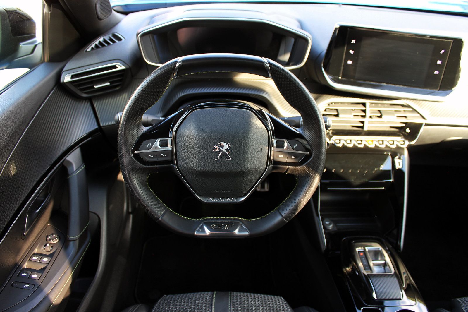 Fahrzeugabbildung Peugeot 2008 e-GT 11kW OnBoard LED ACC KAM SHZ BT NAV