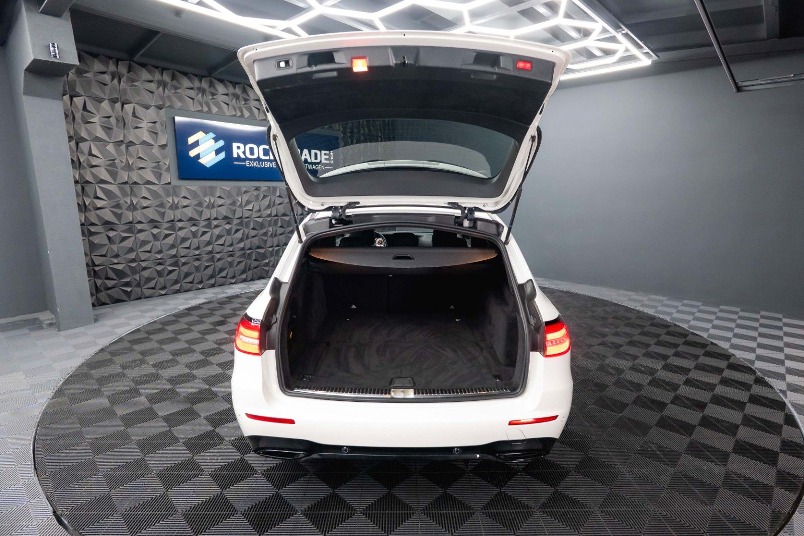 Fahrzeugabbildung Mercedes-Benz E 220d AMG Night-Paket | ACC | LED | Widescreen