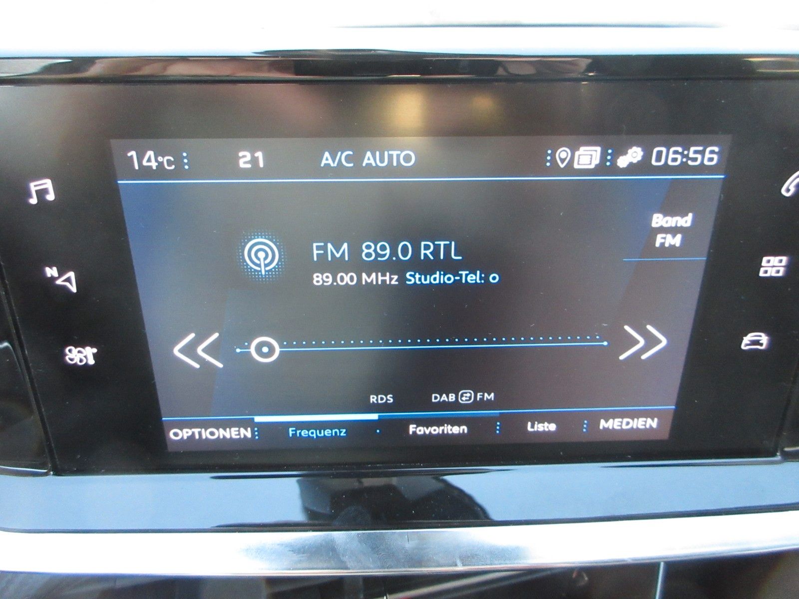 Fahrzeugabbildung Peugeot 2008 Allure 1.2T LED/NAVI/PDC/R´CAM/ALU