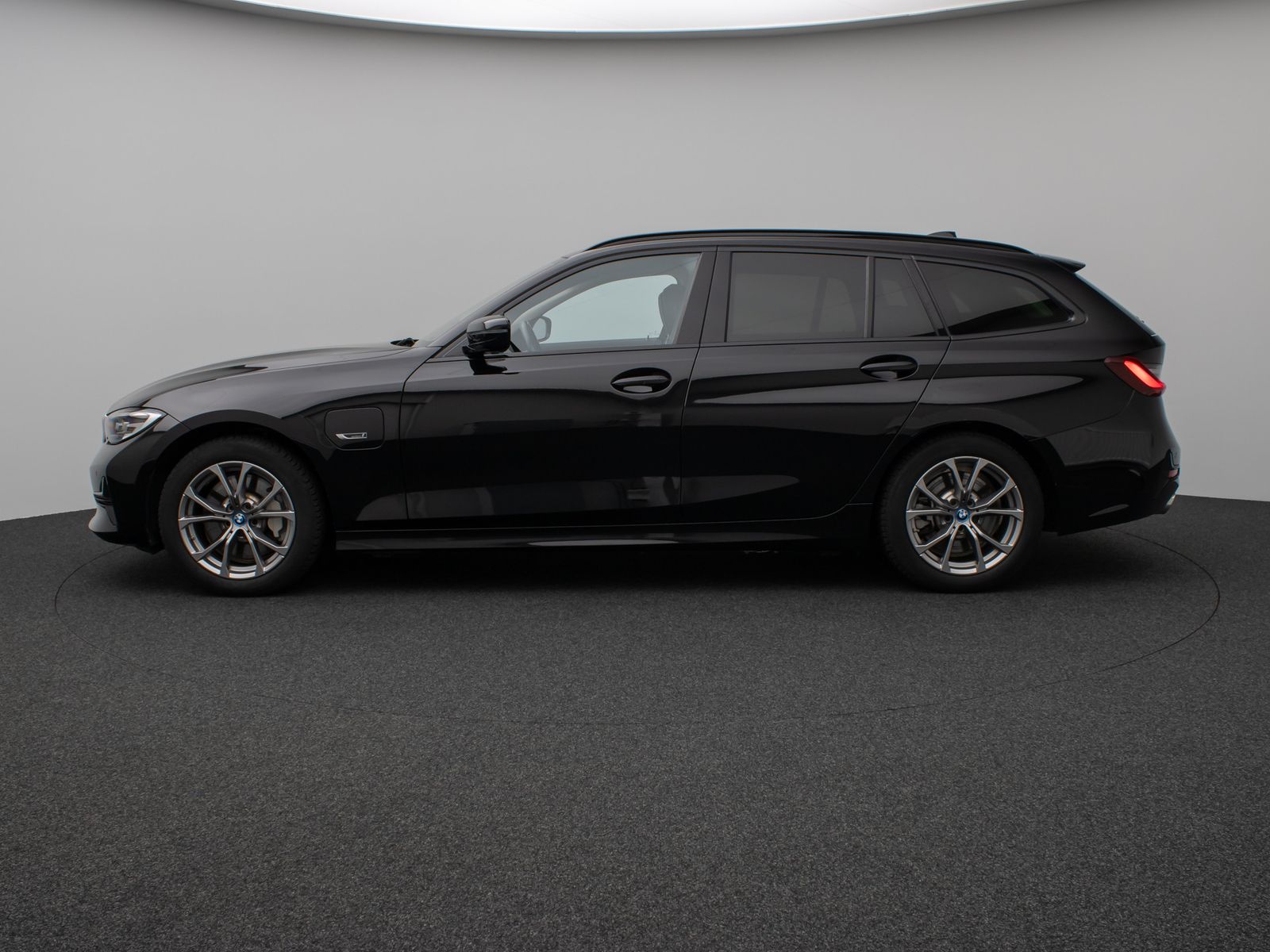 Fahrzeugabbildung BMW 330e Sport Line DAB HiFi WLAN Stop&Go PDC Alarm