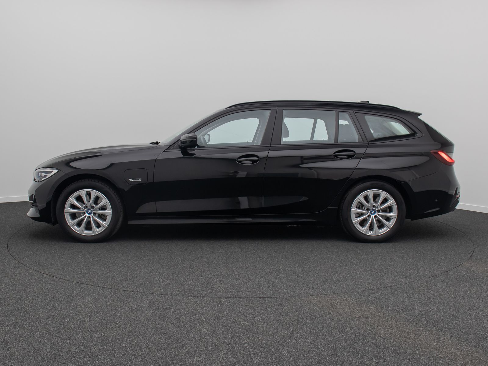 Fahrzeugabbildung BMW 320e Panorama Kamera DAB Alarm Geschwindigkeit