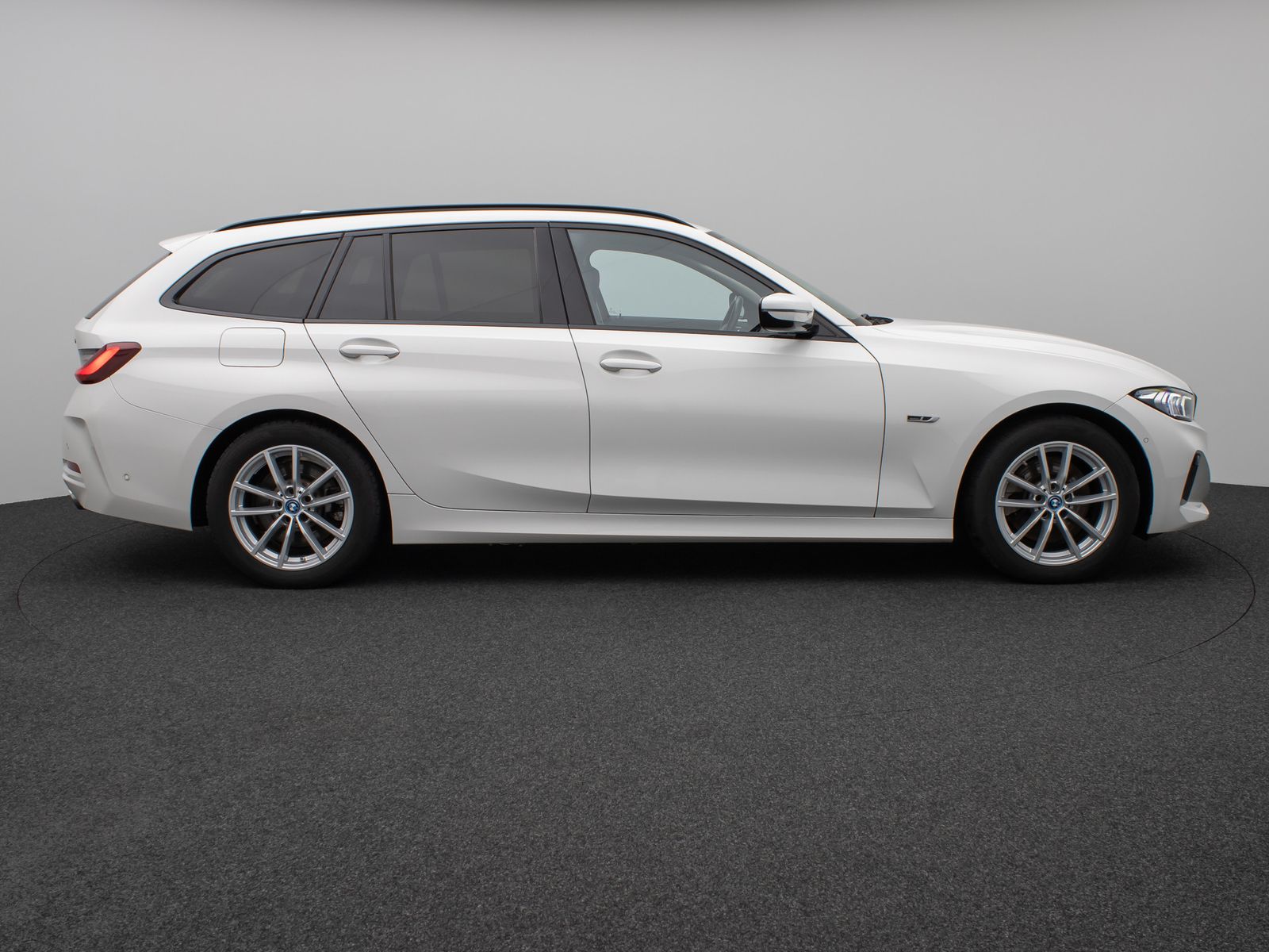 Fahrzeugabbildung BMW 330e Kamera HUD DAB Stop&Go Komfort Fernlichtass