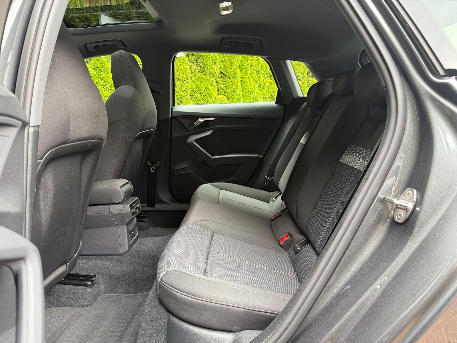 Fahrzeugabbildung Audi A3 35 TFSI S-tr. S-Line PANO+LED+ACC+SHZ+CARPLAY